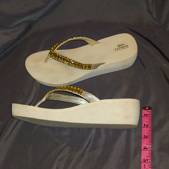 WHITE RHINESTONE THONG WEDGE SANDALS * SIZE 10 - Picture 5 of 8